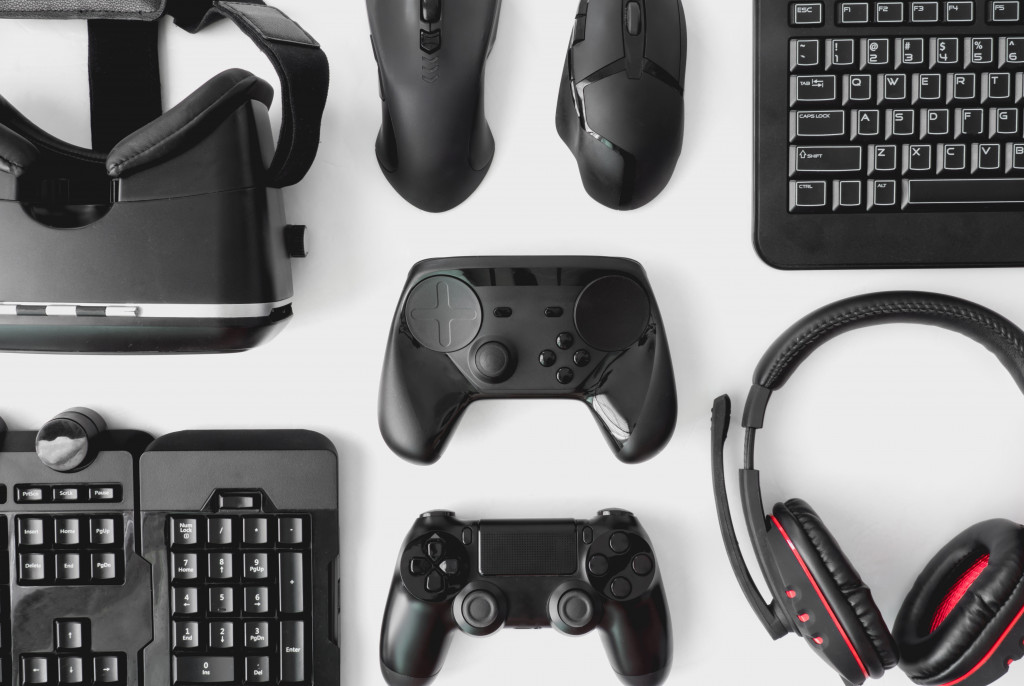 Gaming equipment including controllers, keyboards, mice, headphones, and VR goggles