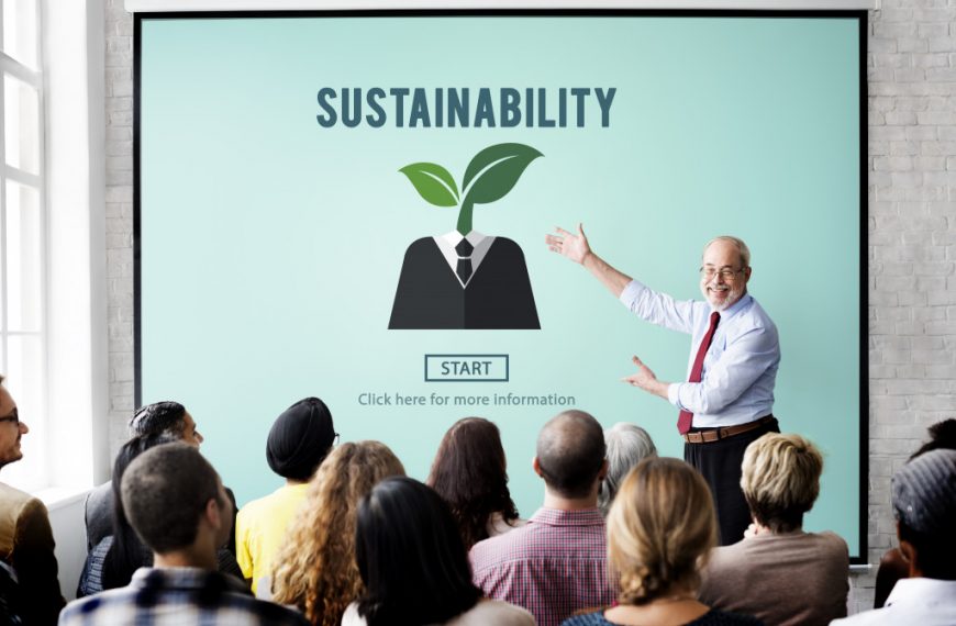 manager explaining sustainability to employees