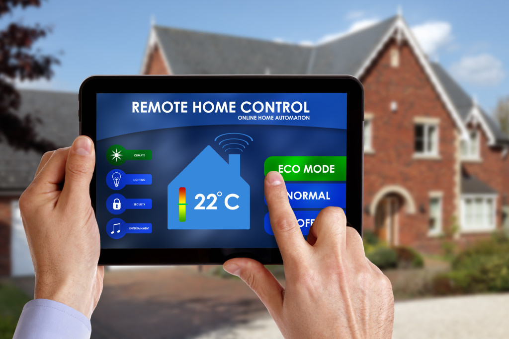 a remote control for the house and serves as a monitoring system of energy efficiency